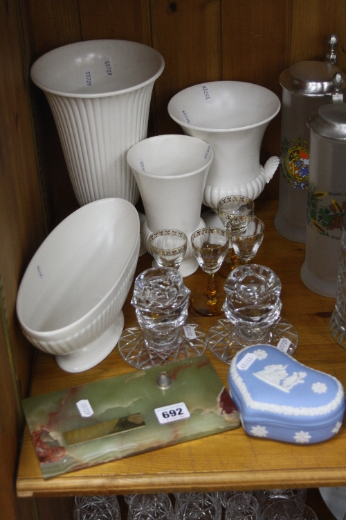 A SMALL GROUP OF GLASSWARE AND CERAMICS, together with an onyx pen stand (12)