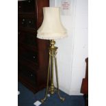 AN EARLY 20TH CENTURY GILT TELESCOPE STANDARD LAMP, with shade