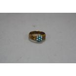 AN EARLY 20TH CENTURY 9CT GOLD MISPAH RING SET WITH TURQUOISE CLUSTER, ring size M