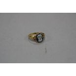 A VICTORIAN GOLD MOURNING RING, size S