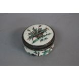 AN EARLY 19TH CENTURY CIRCULAR PORCELAIN PILL BOX, with hinged cover, enamelled with polychrome