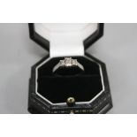A MODERN THREE STONE DIAMOND RING, estimated total emerald cut diamond weight 1.00ct, colour