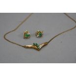 A LATE 20TH CENTURY EMERALD AND DIAMOND NECKLET AND EARRING SET, a 'V' shaped centre piece