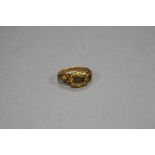 AN EARLY VICTORIAN 18CT GOLD MOURNING RING, central rectangular hair compartment vacant, applied