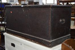 AN EARLY 20TH CENTURY STAINED PINE BLANKET CHEST (sd)