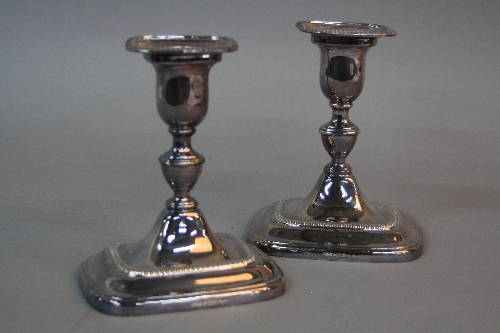 A PAIR OF ELIZABETH II DWARF SILVER CANDLESTICKS OF RECTANGULAR OUTLINE, cast rims, detachable