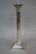 AN EDWARDIAN SILVER CORINTHIAN COLUMN CANDLESTICK, beaded rims, detachable sconce, stepped square