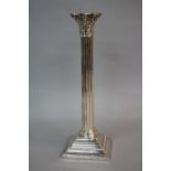 AN EDWARDIAN SILVER CORINTHIAN COLUMN CANDLESTICK, beaded rims, detachable sconce, stepped square