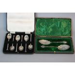 A CASED PAIR OF EDWARDIAN SILVER PRESERVE SPOONS, Arts & Crafts style spade shaped finials and