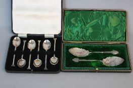 A CASED PAIR OF EDWARDIAN SILVER PRESERVE SPOONS, Arts & Crafts style spade shaped finials and
