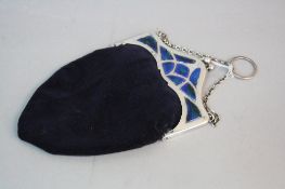 AN EDWARDIAN SILVER, ENAMEL AND VELVET BAG, short chain with finger loop, the front of the bag