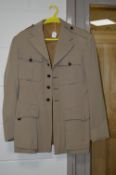 AN AUSTRALIAN WWII ERA OFFICERS SAND COLOURED DRESS UNIFORM JACKET, with brown circular leather