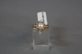 A MODERN 18CT GOLD DIAMOND AND CULTURED PEARL DRESS RING, estimated total modern round brilliant cut