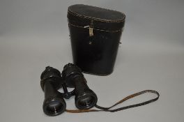 A BOXED PAIR OF GERMAN WWII ERA 7 X 50 KRIEGSMARINE BINOCULARS, the binoculars are black in colour