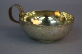 AN EDWARDIAN SILVER GILT 'OLD GRECIAN DRINKING CUP', based on an original found in a tomb in lower