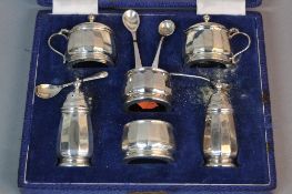 A CASED ELIZABETH II WALKER & HALL SIX PIECE CRUET SET, of dodecagonal form, comprising a pair of