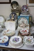 A QUANTITY OF BOXED AND LOOSE COLLECTORS PLATES, including Egyptian themed, Royal Albert 'Queen