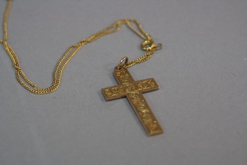 AN EARLY 20TH CENTURY 9CT GOLD CROSS, measuring approximately 40mm x 22mm, fully engraved in a fancy