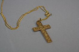 AN EARLY 20TH CENTURY 9CT GOLD CROSS, measuring approximately 40mm x 22mm, fully engraved in a fancy