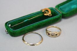 A COLLECTION OF JEWELLERY, to include an early 20th Century horseshoe and riding crop tie pin,