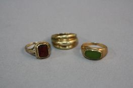A COLLECTION OF RINGS, to include a modern jade signet ring, oval nephrite jade measuring