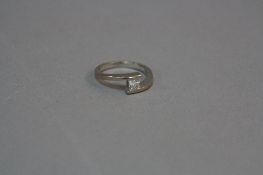 A MODERN 18CT WHITE GOLD DIAMOND SINGLE STONE RING, estimated princess cut weight 0.31ct, colour