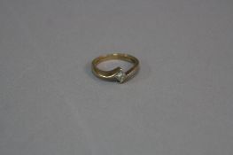 A MODERN SINGLE STONE 9CT GOLD DIAMOND RING, estimated princess cut diamond weight 0.25ct, colour