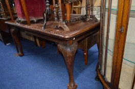 A VICTORIAN MAHOGANY WIND OUT DINING TABLE, with one extra leaf (no winding key) (sd)