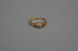 AN EARLY 20TH CENTURY 18CT GOLD DIAMOND SINGLE STONE RING, estimated old European cut weight 0.30ct,