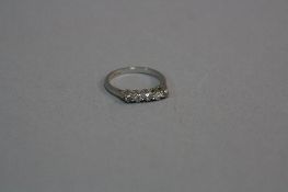 A FIVE STONE DIAMOND PLATINIUM RING, ring size K, approximate weight 3.5 grams