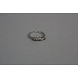 A FIVE STONE DIAMOND PLATINIUM RING, ring size K, approximate weight 3.5 grams