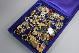 A LARGE NUMBER OF MIXED BROOCHES
