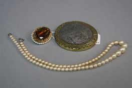 A COLLECTION OF COSTUME JEWELLERY, to include a simulated graduated pearl necklace, a/f clasp