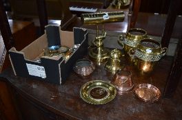 A QUANTITY OF BRASS AND COPPER, to include a desk lamp, pair of vases, etc