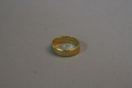 A MID-LATE 20TH CENTURY 18CT GOLD WEDDING RING, measuring approximately 5.5mm in width, ring size