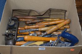 A BOX CONTAINING VINTAGE HAND TOOLS, including Record No 020 planer, Record No 078 planer, Record No