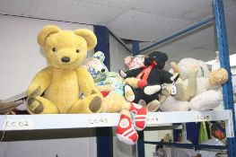A QUANTITY OF TEDDY BEARS AND OTHER SOFT TOYS, to include limited edition Merrythought bear No.272/