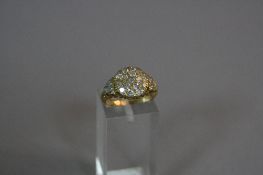 AN EDWARDIAN DIAMOND CLUSTER RING, set with sixteen round and cut diamonds in a circular cluster, to