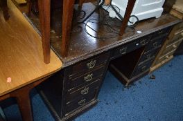 AN EARLY 20TH CENTURY MAHOGANY KNEE HOLE DESK, with nine various drawers, approximate size width