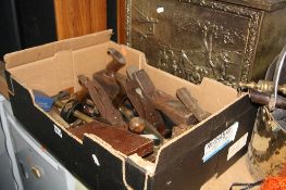 A BOX CONTAINING VINTAGE HAND TOOLS, including two Stanley planes, etc and a brass log box