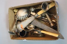 A MIXED LOT OF SILVER, to include small cup, pair of dishes, caddy spoon, other various broken