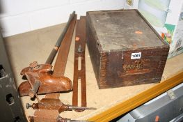 A VINTAGE WOODEN BOXED 'THE LEWIN UNIVERSAL PLANE', two marking gauge, etc (4)