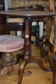 A GEORGIAN OAK CIRCULAR TRIPOD TABLE