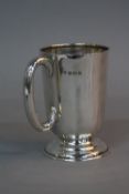 A GEORGE V SILVER HALF PINT TANKARD, 'C' scroll handle, plain body, stepped circular foot, makers