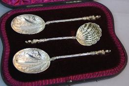 A CASED PAIR OF VICTORIAN SILVER SERVING SPOON AND MATCHING CASTOR SPOON, with gilt classical bust