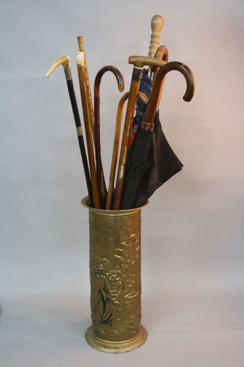 AN EARLY 20TH CENTURY MALACCA WALKING CANE, with ivory top and 9ct gold mount, length