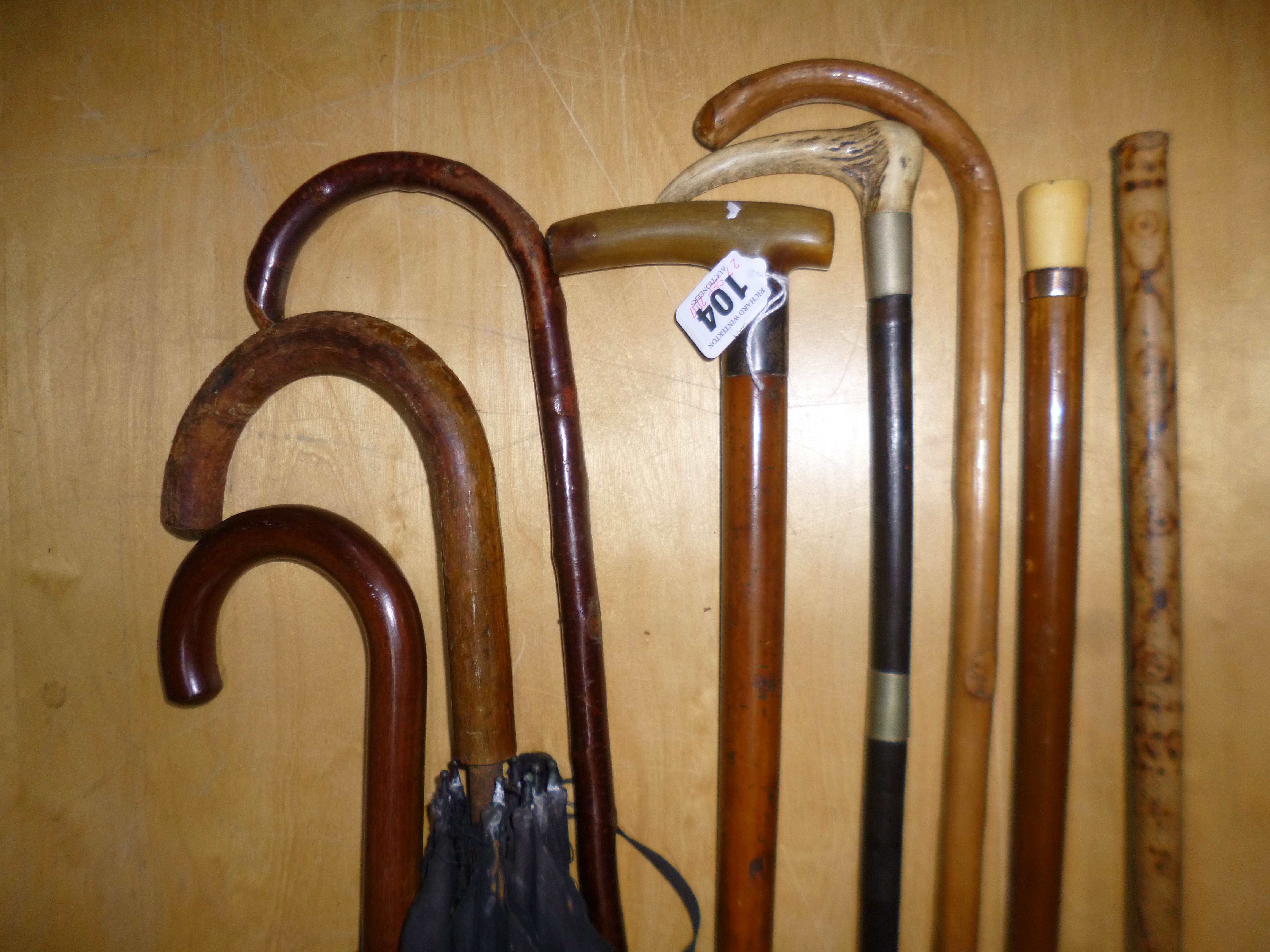 AN EARLY 20TH CENTURY MALACCA WALKING CANE, with ivory top and 9ct gold mount, length - Image 5 of 6