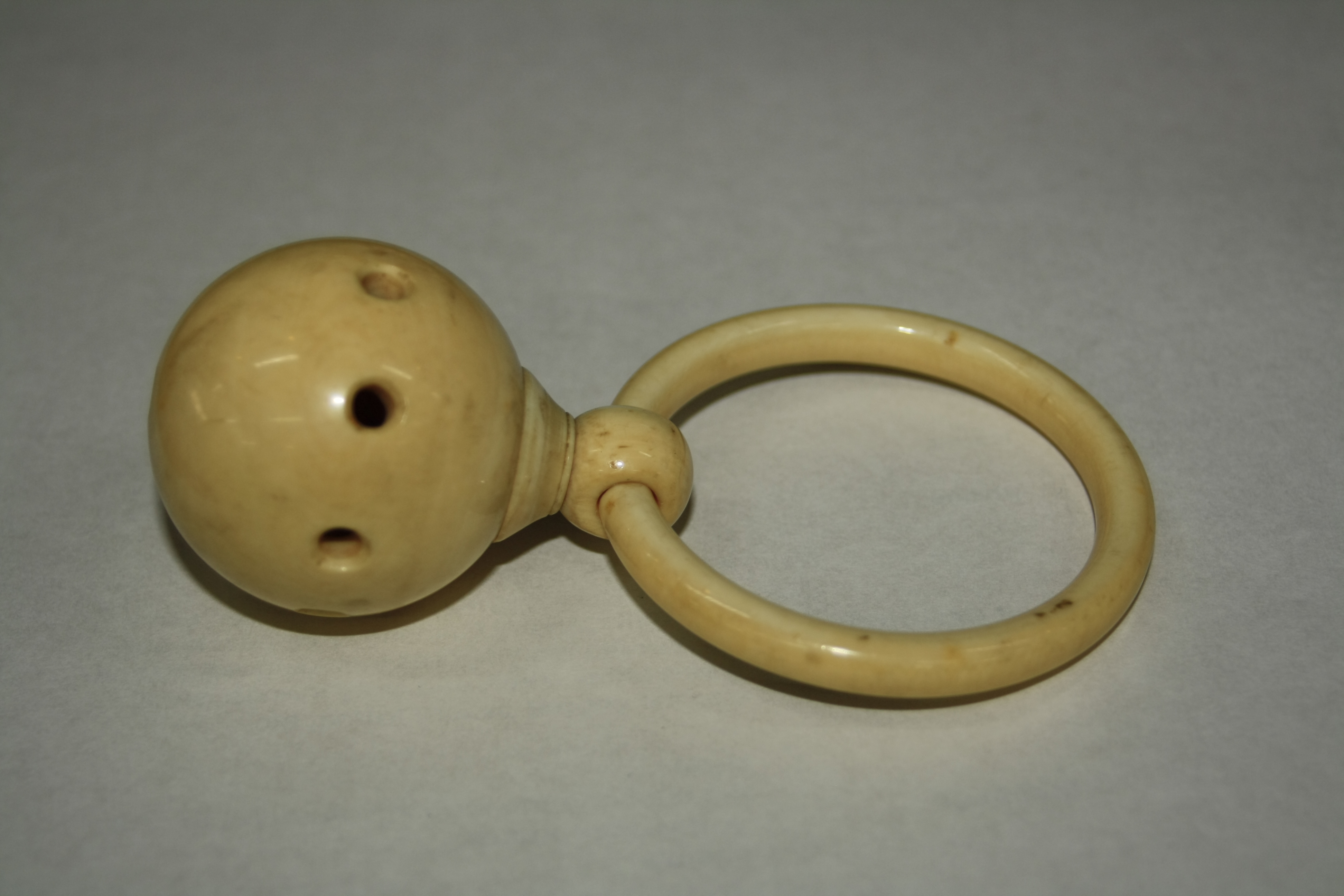 A LATE VICTORIAN IVORY BABY'S TEETHING RING/RATTLE, together with a late 19th Century Chinese - Image 12 of 17