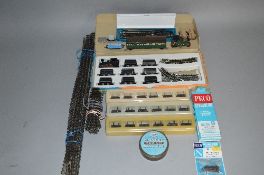 A QUANTITY OF BOXED AND UNBOXED ASSORTED HOe & N GAUGE MODEL RAILWAY ITEMS, to include boxed Roco