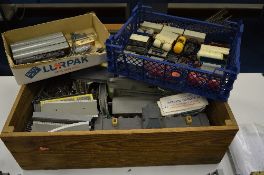 A QUANTITY OF UNBOXED AND ASSORTED OO GAUGE MODEL RAILWAY ITEMS, to include Hornby Dublo Class 4MT
